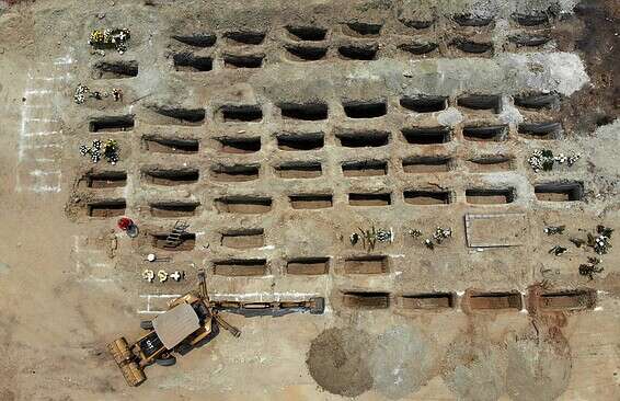 חפירת קברים לקרבנות הקורונה בברזיל /// צילום: איי.אף.פי